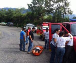 Una mujer que sobrevivió al accidente yace en una camilla a la espera de primeros auxilios.