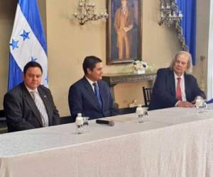 El presidente de la CSJ Jorge Rivera, el presidente de Honduras Juan Orlando Hernández y el facilitador de la OEA John Biehl.