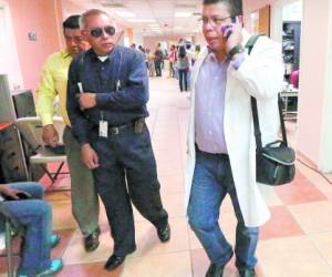 El médico forense, Céleo Valle, llegó a los juzgados para analizar la condición física del exviceministro de Salud, Javier Pastor.