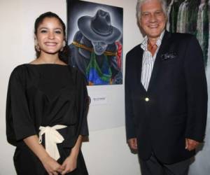 Ariana Gale inauguró su exposición en compañía del embajador argentino Juan José Castelli.