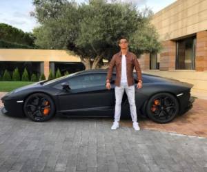 Cristiano Ronaldo posa junto a su nuevo Lamborghini (Foto: Instagram de Cristiano)