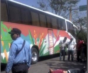 El cadáver del joven quedó sobre el pavimento tras ser tiroteado.