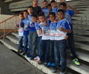 Este grupo de niños de la escuela de fútbol de la Municipalidad de Choloma (Cidemuch) mostró su apoyo a la H (Foto: Fredy Nuila)