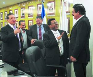 Los magistrados del TSE recibieron al expresidente Manuel Zelaya.