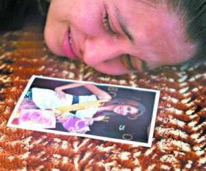 Corina Alvarado llora desconsolada sobre el féretro de su hermana María José. Junto a ella, una fotografía de su amada hermana.