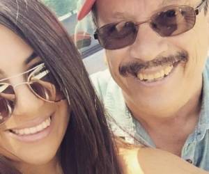 Adriana Almanza junto a su padre, quien llegó como ilegal a Estados Unidos hace 30 años.