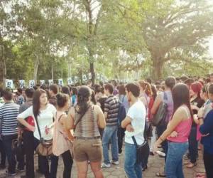 Masiva afluencia de estudiantes para efectuar la PAA en la UNAH.