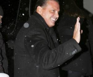 Los paparazzi captaron a Luis Miguel muy sonriente y romántico paseando con su novia en Aspen, Colorado, Estados Unidos.