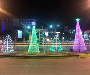 En 15 puntos de la ciudad se colocaron las decoraciones.