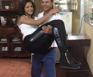 En una de las fotos Nathalia es cargada por su padre, José Fernando Casco.