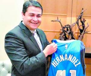 El presidente Juan Orlando Hernández recibió la camisa personalizada del equipo local de la ciudad, los Dallas Mavericks.