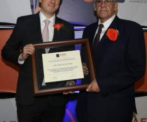 Jorge Bueso Corrales aceptó el reconocimiento de manos de Federico E. Fiallos, en nombre de su abuelo el señor Jorge Bueso Arias./Fotos Jimmy Argueta.