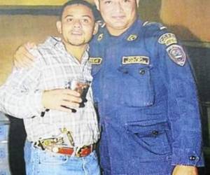 En esta fotografía encontrada en un allanamiento, el subcomisario Neptaly Alexander Aguilar aparece departiendo con Mario Rojel Urbina Miranda.