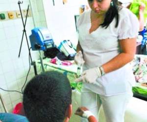 Personal del HEU atiende a por lo menos 60 personas que llegan con síntomas de dengue y chikungunya.