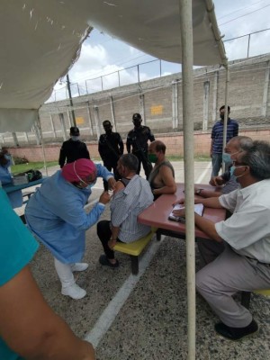 Vacunan contra la covid-19 a privados de libertad de al menos ocho cárceles (FOTOS)  