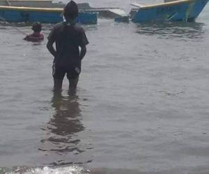 La embarcación en la que faenaban los dos pescadores quedó partida en dos. (Foto: Lady's Berríos)