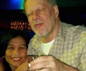 Stephen Paddock y su esposa Mariblou Danley, en una imagen difundida por la cadena CBS