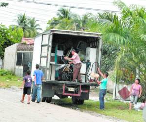 Pobladores del Reparto Lempira empezaron a desalojar sus viviendas.