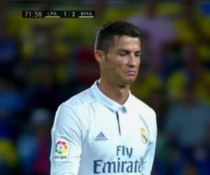 Un enfadado Cristiano Ronaldo sale del terreno de juego tras orden de Zidane.