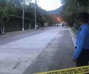 El cadáver de la víctima de tiroreo en colonia Río de Piedra quedó tendido en el pavimento. Hasta el lugar se desplazaron elementos policiales.