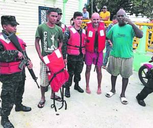 Los tres hombres rescatados fueron recibidos ayer en el muelle de la isla de Utila.