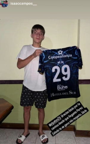 Isaac Campos le agradeció al ‘Patón’ por regalarle su camiseta del Pérez Zeledón.