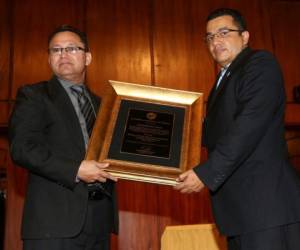 Carlos Mauricio Flores recibió el premio Álvaro Contreras por el presidente del Colegio de Periodistas de Honduras, Eduin Romero, fotos: Álex Pérez y Johny Magallanes/El Heraldo.