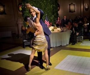 El imprevisto baile sucedió al final de una cena de Estado a la luz de las velas que el presidente argentino Mauricio Macri ofreció a la pareja presidencial estadounidense.