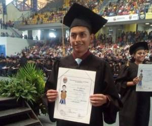 Elvis Mendoza, licenciado en Periodismo, es otro de los 1,200 que recibieron su título este día.
