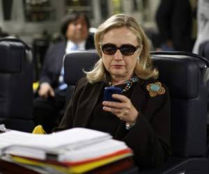 El gobierno estadounidense revisará miles de correos electrónicos de Clinton.