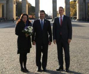 El mandatario hondureño, la primera dama y el alcalde alemán posaron junto a la puerta de Brandenburgo.