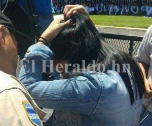 La mujer fue atendida por miembros del Cuerpo de Bomberos de Honduras tras el accidente.