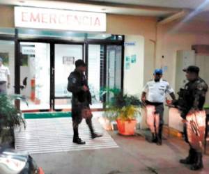 La clínica a la cual fue llevado Ángel Antonio Valle Valle fue resguardada por varios elementos de la Policía.