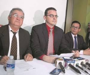 Los comisionados de la Unidad de Política Limpia se mantienen vigilantes de la campaña electoral.