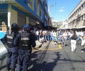 Estudiantes del Instituto Jesús Aguilar Paz realizan protesta frente a la Secretaría de Educación. (Foto: Estalin Irías)