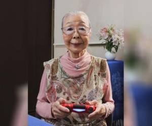 Pese a su edad, ella no se rinde. Al contrario, 'ejercita las manos y los dedos todos los días antes de jugar'. Foto: AFP