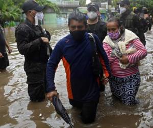 La tormenta tropical Amanda es la primera tormenta nombrada de la temporada en el Pacífico y azota con fuerza a El Salvador y Guatemala dejando muertes, destrucción inundaciones y apagones. Foto: AFP