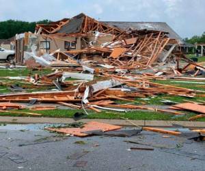 Los tornados causaron daños 'catastróficos', según medios estadounidenses, y provocaron que el Servicio Meteorológico Nacional (NWS) emitiera una emergencia de tornados. Foto:FP