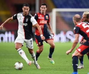 El delantero portugués de la Juventus, Cristiano Ronaldo, controla el balón durante el partido de fútbol de la Serie A italiana. Foto: AFP