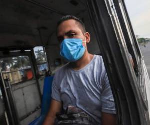 Un hombre se transporta dentro de un autobús en Nicaragua, donde a diferencia de los demás países de la región, no es obligatorio usar mascarilla como medida de protección contra el virus. Foto: AP