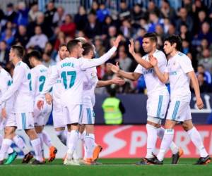 El centrocampista brasileño del Real Madrid Casemiro celebra un gol con sus compañeros durante el partido contra Málaga. Agencia AFP.