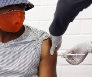 Un voluntario en Johannesburgo, Sudáfrica, recibe una vacuna experimental para el covid-19 desarrollada en la Universidad de Oxford, en Gran Bretaña, el 24 de junio de 2020. Foto: AP