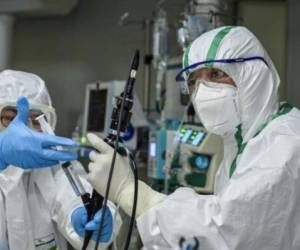 Otros potenciales tratamientos incluyen la utilización de anticuerpos monoclonales para combatir la infección. Foto: AFP