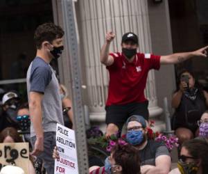 Jacob Frey decidió marcharse mientras caminaba entre un mar de personas que gritaban cosas en su contra. Foto: AFP