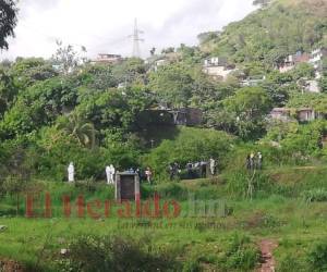 Los cuerpos fueron hallados en una zona de difícil acceso, en las faldas del cerro El Brujo ubicado en esa colonia capitalina. Foto: Estalin Irías/ EL HERALDO