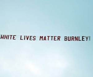 El avión llevando una pancarta 'White Lives Matter Burnley' apareció en el cielo poco después de que todos los actores de este partido hubieran puesto una rodilla en tierra para rendir homenaje al movimiento 'Black Lives Matter'. Foto: AFP