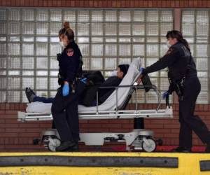 Las cifras de personas positivas al virus y que permanecen hospitalizadas parecen estar disminuyendo, lo que genera esperanza en las autoridades. Foto: AFP