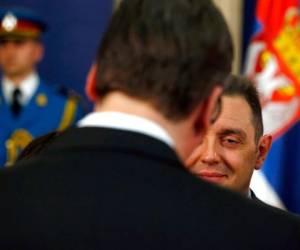 El ministro de Defensa serbio Aleksandar Vulin, derecha, habla con el presidente serbio Aleksandar Vucic en Belgrado. Foto: AP