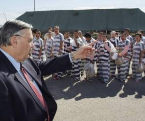 Joe Arpaio, sheriff del condado de Maricopa, en Arizona, usó el programa, que quiere revivir Donald Trump, de manera más intensa en la zona metropolitana de Phoenix y se volvió el agente antiinmigración más conocido de la nación a nivel local, en gran parte debido a la autoridad especial. En la foto, captada en en 2009, da orden para mover a unos 200 migrantes condenados a una cárcel diferente, foto: AP.