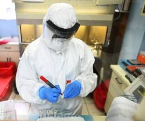 El maratón de pruebas de detección de coronavirus en Wuhan le costó al gobierno de la ciudad unos 900 millones de yuanes (127 millones de dólares), según confirmó el vicealcalde Hu Yabo este martes. Foto: AFP